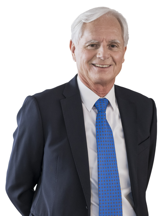 Eine lächelnde Person in einem Anzug und Hemd vor weißem Hintergrund.