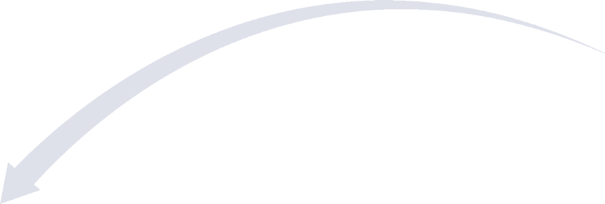 Freccia curva grigia su sfondo bianco.