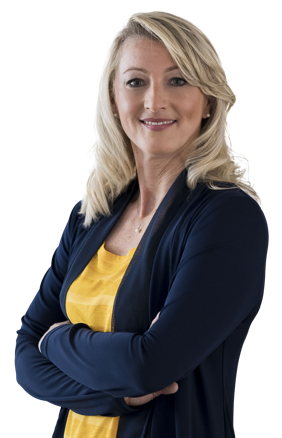 Frau mit Blazer, die die Arme verschränkt hält, vor weißem Hintergrund.