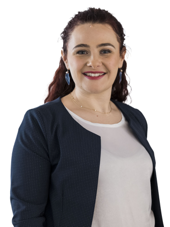 Frau mit Blazer, die die Arme verschränkt hält, vor weißem Hintergrund.